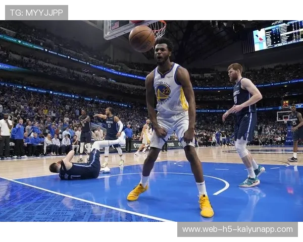 勇士逆转独行侠，西部决赛中库里双手暴扣点燃全场，勇士队库里视频